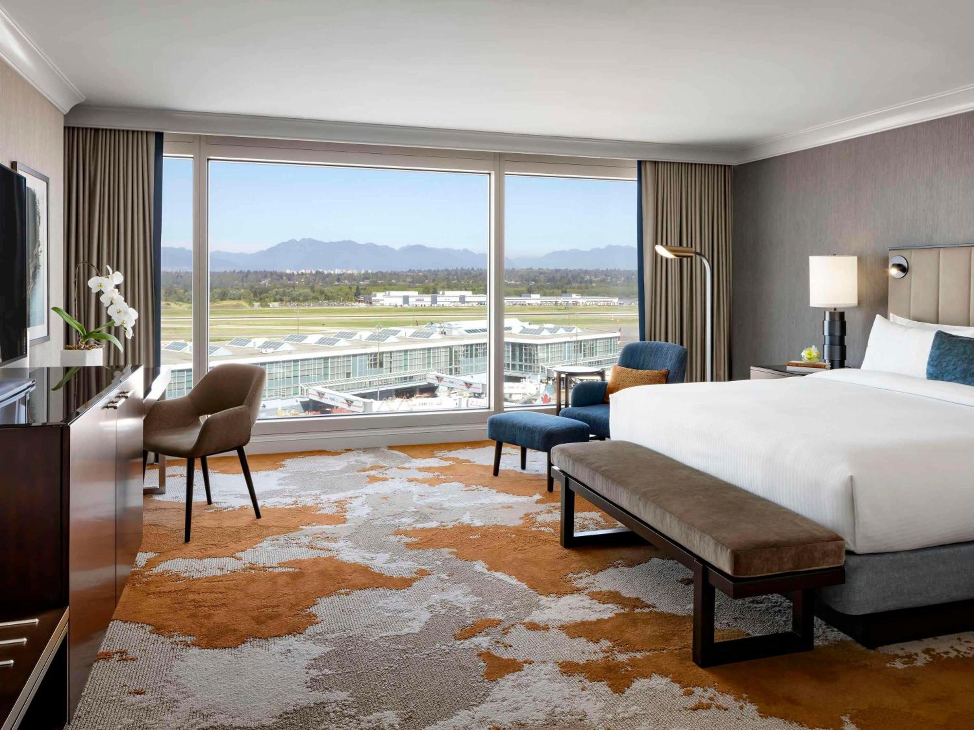 แฟร์มอนต์ แวนคูเวอร์ แอร์พอร์ต อิน-เทอร์มินอล โฮเต็ล Hotel ริชมอนด์ ภายนอก รูปภาพ A guest room at the Hyatt Regency Newport Beach